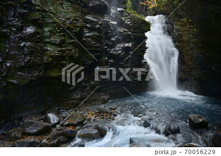 塩原スッカン沢の渓流と雄飛の滝に紅葉の森 塩原スッカン沢の渓流と雄飛の滝に紅葉の森 70056229