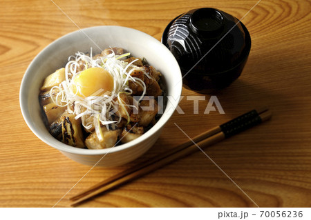 炭火で焼いた焼き鳥の上に白髪葱と卵黄を乗せた熱々の丼ぶりと味噌汁と箸 炭火で焼いた焼き鳥の上に白髪葱と卵黄を乗せた熱々の丼ぶりと味噌汁と箸 70056236