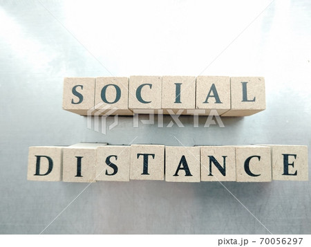 明るい光の中でSOCIAL DISTANCEと並べられたサイコロ文字 明るい光の中でSOCIAL DISTANCEと並べられたサイコロ文字 70056297