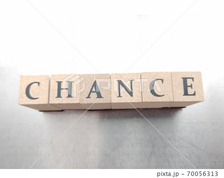 明るい光の中でCHANCEと並べられたサイコロ文字 明るい光の中でCHANCEと並べられたサイコロ文字 70056313