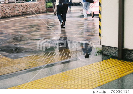 【新宿散策・フィルム写真】西口・雨の歩道・人通り・水たまり 【新宿散策・フィルム写真】西口・雨の歩道・人通り・水たまり 70056414