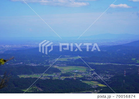 三重県　青山高原　伊勢湾、久居市の水田と松坂市（初秋） 70056874