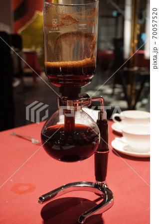 レストランの食後のサイフォンコーヒー淹れ途中 70057520