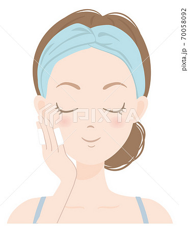 女性スキンケアA_04　パッティングをしている女性 70058092