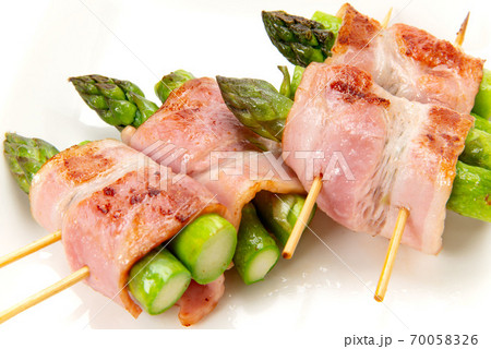 串焼のアスパラガスのベーコン巻き 70058326