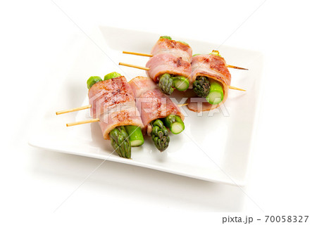 串焼のアスパラガスのベーコン巻き 70058327