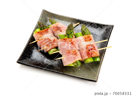 串焼のアスパラガスのベーコン巻き 70058331