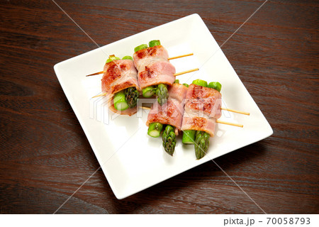 串焼のアスパラガスのベーコン巻き 串焼のアスパラガスのベーコン巻き 70058793