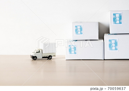 白ダンボールと配送車 70059637