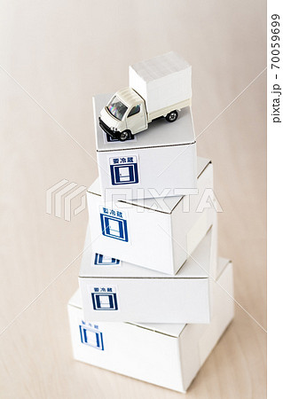 白ダンボールと配送車 白ダンボールと配送車 70059699