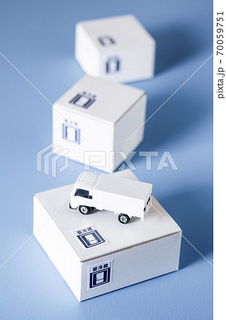 白ダンボールと配送車 白ダンボールと配送車 70059751