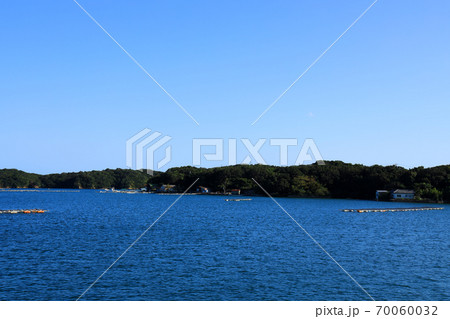 三重県志摩市の賢島エスパーニャクルーズから見る風景、英虞湾、海、大空、太陽【9月】 70060032