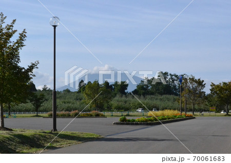 秋の弘前郊外、小栗山農村交流公園から岩木山を望む 秋の弘前郊外、小栗山農村交流公園から岩木山を望む 70061683