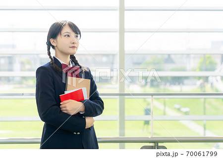 校内の女子高校生 校内の女子高校生 70061799
