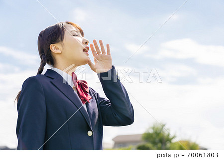 空を見上げて叫ぶ女子高生 70061803