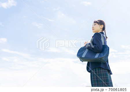 空を見上げる女子高生 70061805