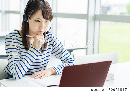 ビデオ通話する女性　オンライン授業 70061817