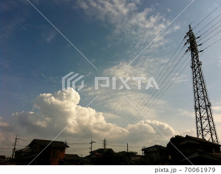 春の晴れた日の空と鉄塔のある風景の写真素材