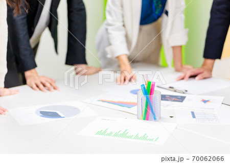 オフィスでスタンドアップ・ミーティング 70062066