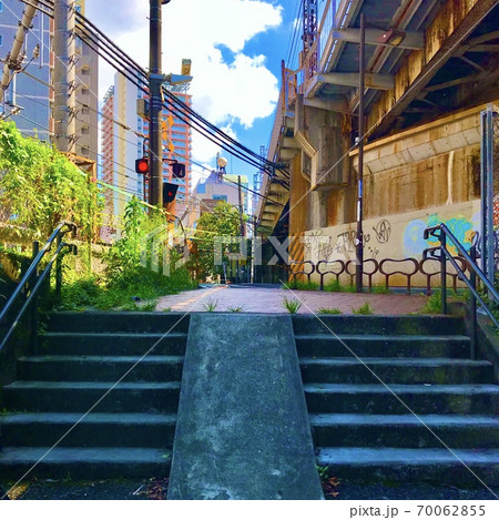 裏道の階段と高架線路と落書きと踏切とビル群と青空 裏道の階段と高架線路と落書きと踏切とビル群と青空 70062855