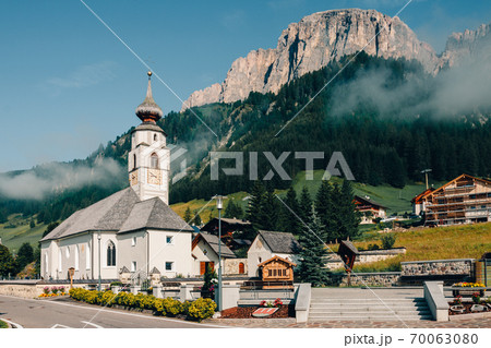 Early morning with fog in an alpine village 70063080