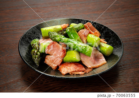 アスパラガスとベーコンの炒め物 70063555