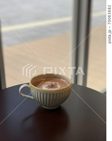 冬のカフェでほっこりホットココア 70063682