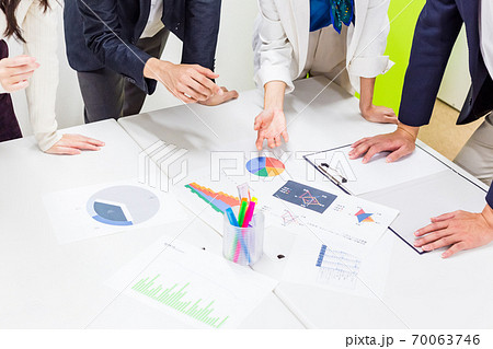 オフィスでスタンドアップ・ミーティング オフィスでスタンドアップ・ミーティング 70063746