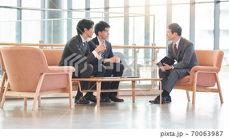 打ち合わせをするスーツ姿のビジネスマン 70063987