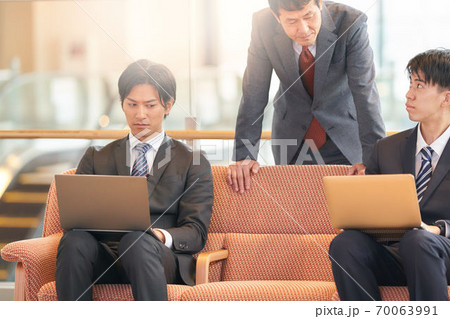 PC作業をするスーツ姿のビジネスマン 70063991