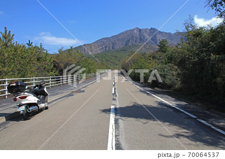 桜島の山岳道路 桜島の山岳道路 70064537