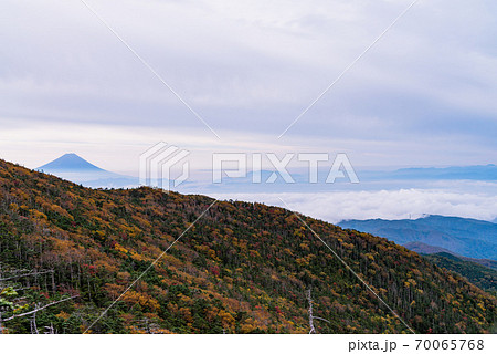 （山梨県）国師ヶ岳の紅葉、富士山 70065768