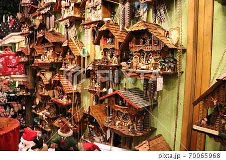 鳩時計のお土産売り場、ドイツ 70065968