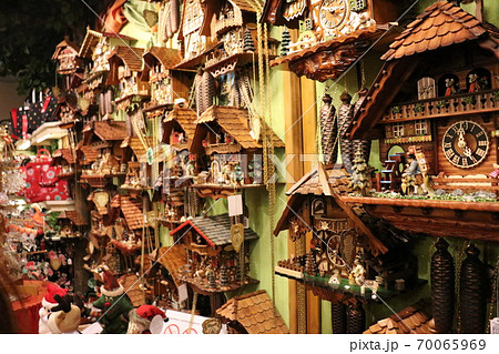 鳩時計のお土産売り場、ドイツ 70065969