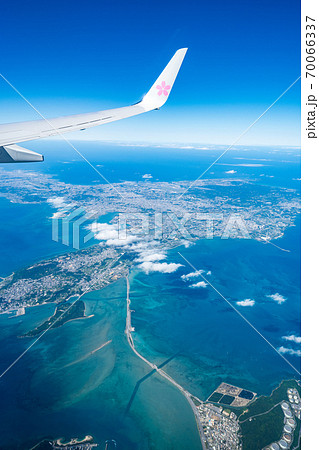 旅客機の窓から眺める沖縄の海　うるま市 70066337