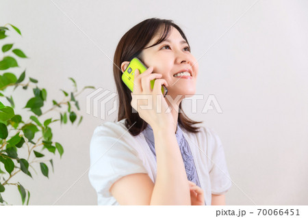 スマホで話をする女性 70066451