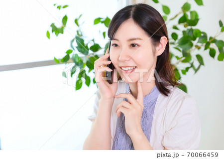 スマホで話をする女性　写真素材 70066459