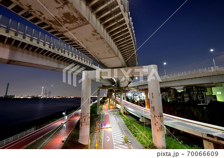 葛西ジャンクション 首都高速湾岸線  荒川河口橋の夜景 70066609