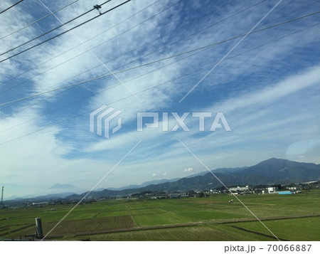 東海道新幹線車窓からの田園風景　写真素材 70066887