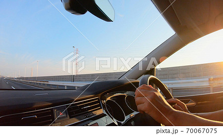 太陽の光が綺麗な高速道路を走る車の運転席からの景色 太陽の光が綺麗な高速道路を走る車の運転席からの景色 70067075