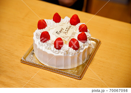 お誕生日のお祝いで用意した苺のケーキ 70067098
