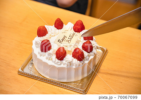 お誕生日のお祝いで用意した苺のケーキ 70067099