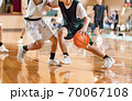 体育館でバスケットボールの試合をする高校生 70067108