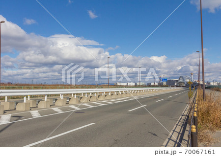 夢洲-夢洲東1付近から府道に沿って夢舞大橋方向-2019年1月 70067161