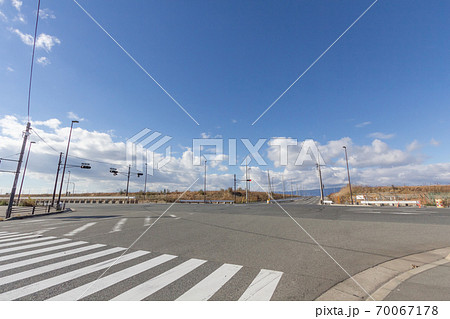 夢洲-夢洲の夢舞大橋すぐの信号のある交差点から西方向-2019年1月 夢洲-夢洲の夢舞大橋すぐの信号のある交差点から西方向-2019年1月 70067178