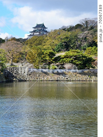 お堀越しの和歌山城 天守閣 お堀越しの和歌山城 天守閣 70067389