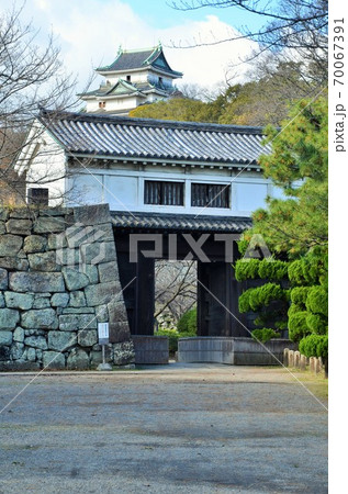 和歌山城 岡口門と天守閣 70067391