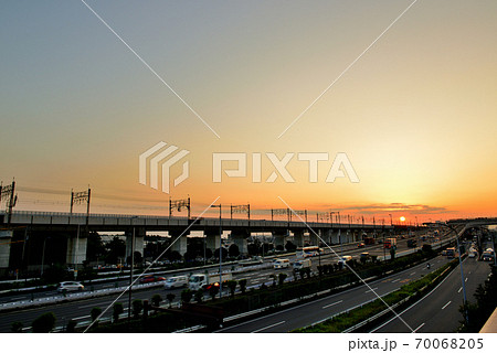 都高速湾岸線 オレンジ色に染まる高速道路の夕景の写真素材