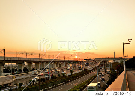 都高速湾岸線 オレンジ色に染まる高速道路の夕景の写真素材