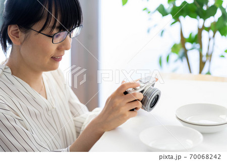 女性　カメラ　撮影　オークション　出品 70068242